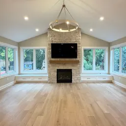 Light Stone Fireplace Wall in a Great Room, photo 1