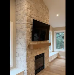 Light Stone Fireplace Wall in a Great Room, photo 2