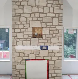 Light Stone Fireplace Wall in a Great Room, photo 4